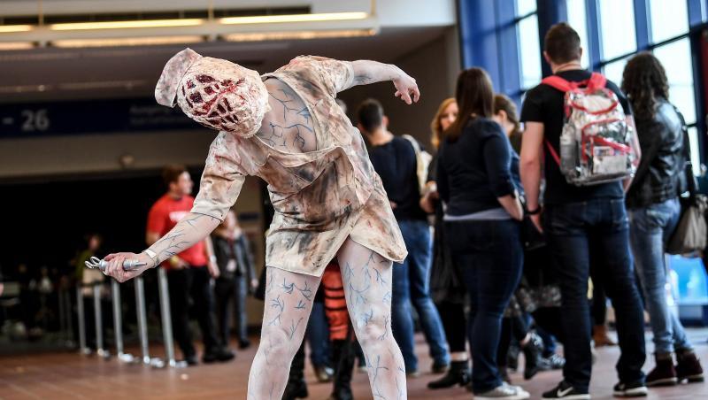 Mimi trägt das Kostüm einer Krankenschwester aus dem Film "Silent Hill2". Mimi trägt das Kostüm einer Krankenschwester aus dem Film "Silent Hill2".