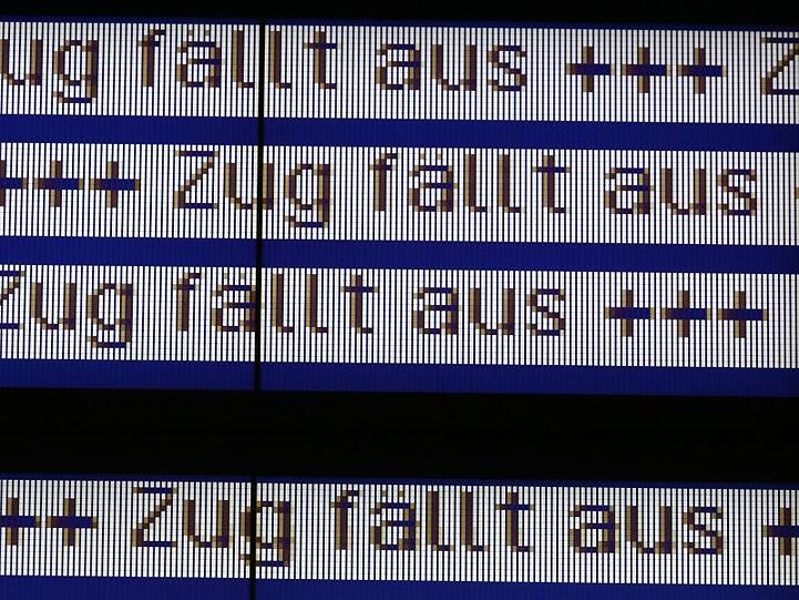 Eine Anzeigetafel informiert über Zugausfälle. Foto: Bernd Wüstneck/dpa-Zentralbild/dpa/Archiv
