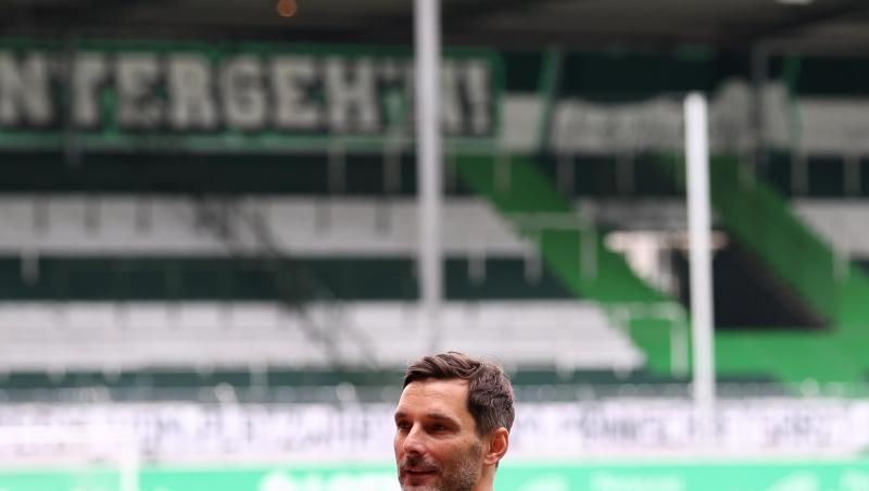Fürths Trainer Stefan Leitl vor einem Spiel beim Interview.