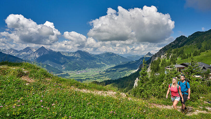 Durch das Angebot "Sommerbergbahnen inklusive" kommt man im Tannheimer Tal kostenfrei auf die Berge. Durch das Angebot "Sommerbergbahnen inklusive" kommt man im Tannheimer Tal kostenfrei auf die Berge.