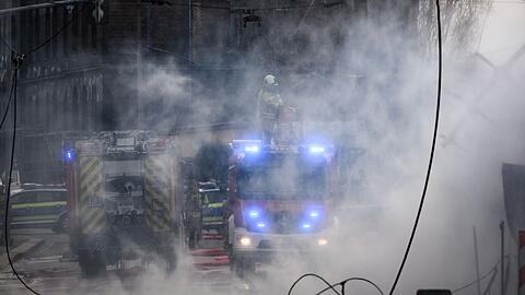 Feuerwehreinsatz wegen einer Gasexplosion in Dresden. Verletzte gab es nach Angaben der Feuerwehr nicht.