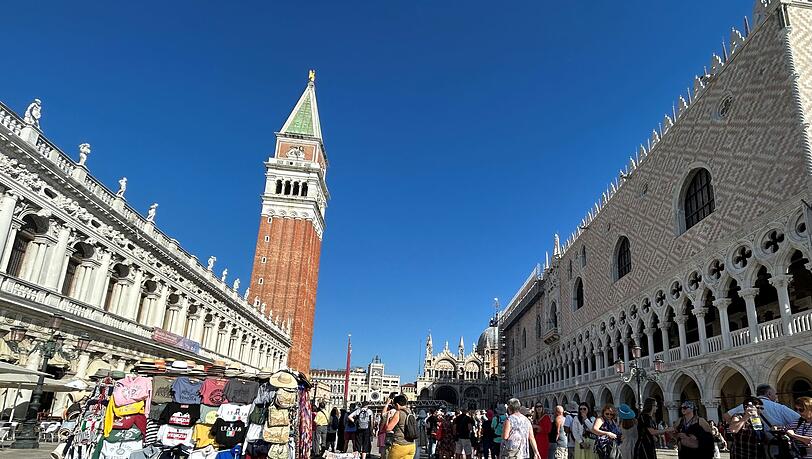 In Venedig sollen Tagesbesucher künftig bis zu zehn Euro bezahlen. (Archivbild) In Venedig sollen Tagesbesucher künftig bis zu zehn Euro bezahlen. (Archivbild)