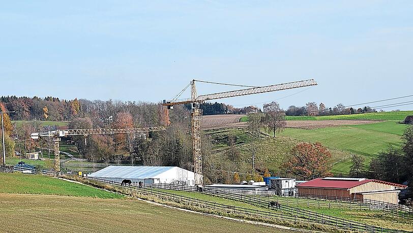 Die Baukräne sind von Weitem sichtbar. In Hartbeckerforst entsteht eine Reitanlage für hochkarätige Sportpferde. Die Baukräne sind von Weitem sichtbar. In Hartbeckerforst entsteht eine Reitanlage für hochkarätige Sportpferde.