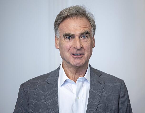 Freut sich &uuml;ber die L&ouml;sung kurz vor seinem Amtszeitende: Landrat Olaf von L&ouml;wis.