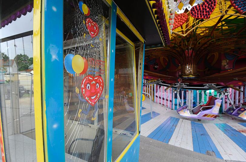 Das Karussel Disco Star auf dem Volksfest in Hemau: Drei Mädchen im Alter zwischen neun und elf Jahren sind am Dienstagabend schwer verletzt worden, als eine Haltestange bei voller Fahrt plötzlich brach und sich die Gondel löste, in der die Mädchen saßen. Die Bilder