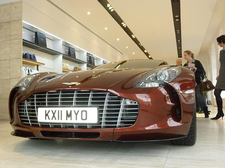 Limitiert auf 77 Stück, 354 Km/h Spitze, 1,7 Millionen Euro teuer: Das sind die Facts des Aston Martin One-77. Die AZ hat sich den Flitzer im Münchner Showroom angeschaut. Die Bilder
