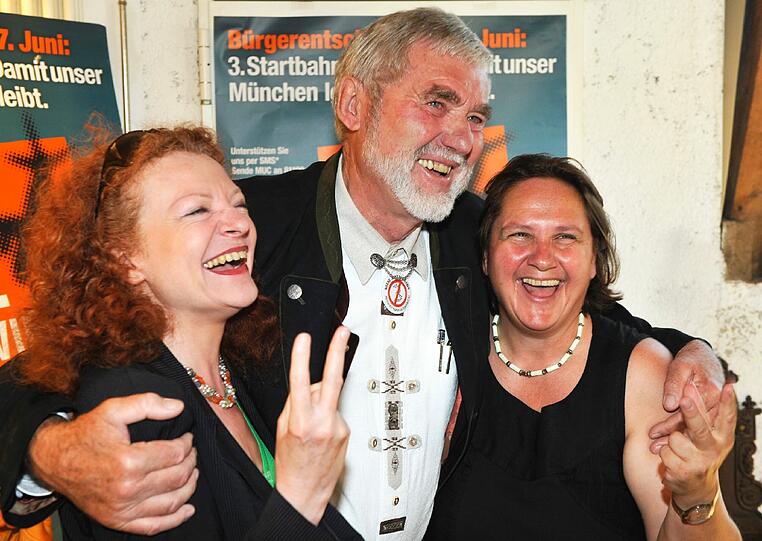 Freude bei den Startbahn-Gegnern: Margarete Bause (l.), Fraktionsvortsitzende der bayerischen Grünen, Hartmut Binner von der Initiative "Aufgemuckt" und Theresa Schopper, gesundheitspolitische Sprecherin der bayerischen Grünen.