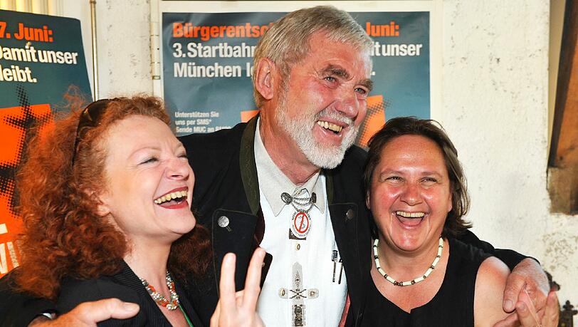 Freude bei den Startbahn-Gegnern: Margarete Bause (l.), Fraktionsvortsitzende der bayerischen Grünen, Hartmut Binner von der Initiative "Aufgemuckt" und Theresa Schopper, gesundheitspolitische Sprecherin der bayerischen Grünen.