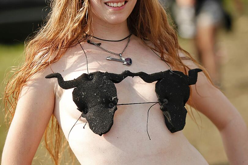 Auch in Wacken wird an diesem Wochenende wildgefeiert - sehen Sie hier Bilder vom ersten Festivaltag sowie aus dem vergangenen Jahr.