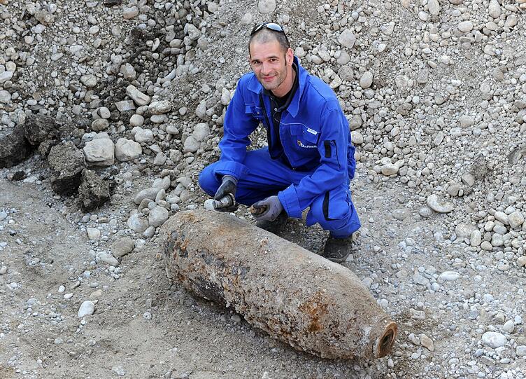 Bauarbeiter finden diese Bombe unter dem Grünwalder Stadion. Jahrzehntelang rannten die Kicker des Fußball-Zweitligisten TSV 1860 München buchstäblich über ein Pulverfass. Die Zehn-Zentner-Bombe wurde vom Kampfmittelräumdienst problemlos entschärft, sie lag an der Seite, aber direkt unter dem Spielfeld.