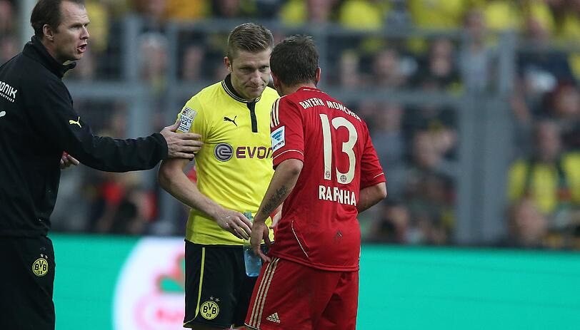 Bayerns Rafinha ging nach seiner Gelb-Roten Karte auf Jakub Blaszczykowski los.
