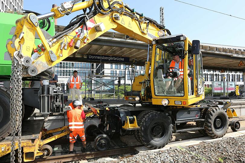 Bauarbeiten auf der Stammstrecke: Wer am Wochenende mitten in München die S-Bahn nehmen will, schaut in die Röhre. Die Bahn baut um. Wir haben uns auf der großen Baustelle mal ein Bild gemacht. Hier gibt's die Fotos...