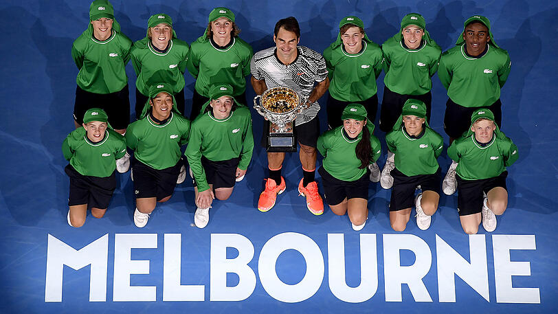 Am Tag nach seinem denkwürdigen Triumph bei den Australian Open hat Tennis-Maestro Roger Federer alle Zweifel an seiner sportlichen Zukunft vom Tisch gewischt. "Ich habe die sechsmonatige Pause auch genommen, damit ich hoffentlich noch einige Jahre spielen kann", sagte der 35-Jährige am Montagmorgen beim traditionellen Fotoshooting in Melbourne. Die zweite Hälfte der Saison 2016 hatte er wegen einer Meniskus-Operation verpasst.