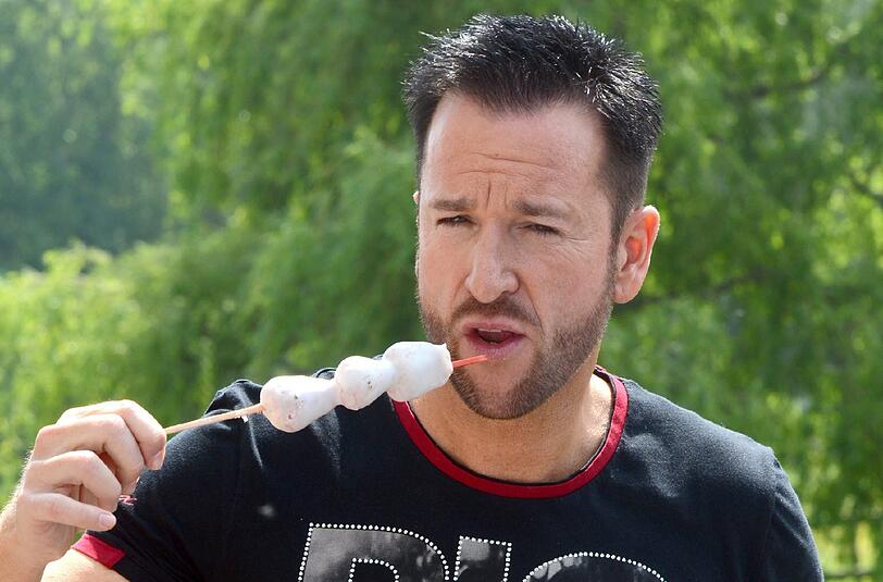 MICHAEL WENDLER: Er kam, sah und verschwand. Wollte dann zurück ins Camp, durfte nicht.

Selbsterkenntnis: &bdquo;Ich ärger&rsquo; mich kolossal, hab&rsquo; einen Riesenfehler gemacht, kann die Zeit aber nicht zurückdrehen.&ldquo;

Ach, so...