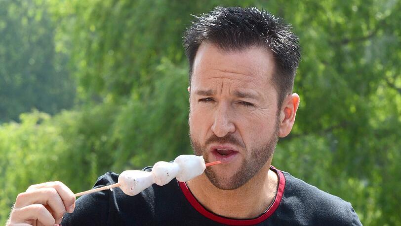 MICHAEL WENDLER: Er kam, sah und verschwand. Wollte dann zurück ins Camp, durfte nicht.
Selbsterkenntnis: „Ich ärger’ mich kolossal, hab’ einen Riesenfehler gemacht, kann die Zeit aber nicht zurückdrehen.“
Ach, so... MICHAEL WENDLER: Er kam, sah und verschwand. Wollte dann zurück ins Camp, durfte nicht.
Selbsterkenntnis: „Ich ärger’ mich kolossal, hab’ einen Riesenfehler gemacht, kann die Zeit aber nicht zurückdrehen.“
Ach, so...