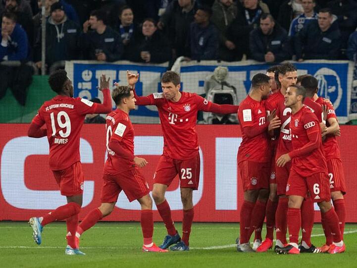 Die Spieler von Bayern München feiern den Treffer zum 1:0 gegen Schalke durch Joshua Kimmich.