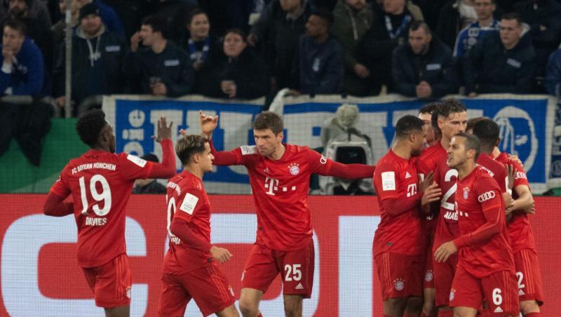Die Spieler von Bayern München feiern den Treffer zum 1:0 gegen Schalke durch Joshua Kimmich. Die Spieler von Bayern München feiern den Treffer zum 1:0 gegen Schalke durch Joshua Kimmich.