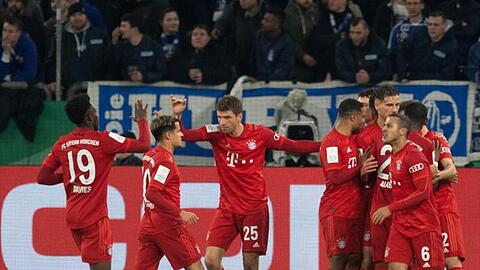 Die Spieler von Bayern München feiern den Treffer zum 1:0 gegen Schalke durch Joshua Kimmich.