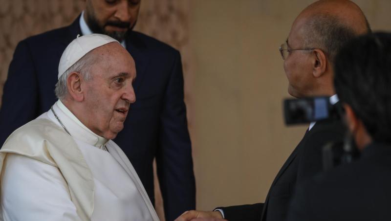 Der irakische Staatschef Barham Salih (r) empfängt Papst Franziskus im Präsidentenpalast.