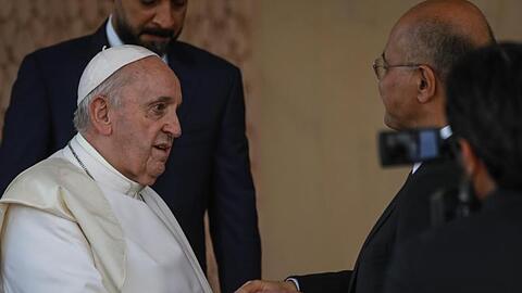 Der irakische Staatschef Barham Salih (r) empfängt Papst Franziskus im Präsidentenpalast.