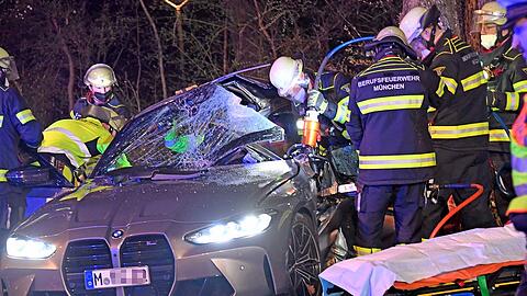 Die Feuerwehr schneidet das Wrack des Autos auf, das auf der Rosenheimer Straße gegen einen Baum geknallt war.