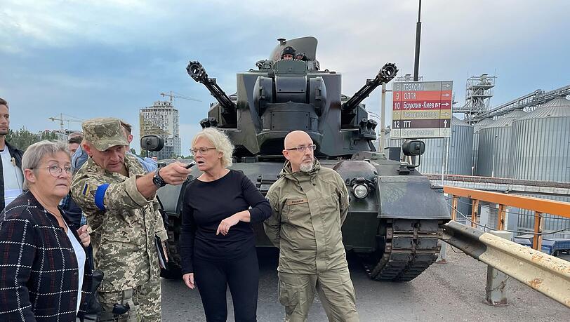Verteidigungsministerin Christine Lambrecht mit ihrem ukrainischen Amtskollegen Olexij Resnikow (rechts) in Odessa. Verteidigungsministerin Christine Lambrecht mit ihrem ukrainischen Amtskollegen Olexij Resnikow (rechts) in Odessa.