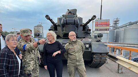 Verteidigungsministerin Christine Lambrecht mit ihrem ukrainischen Amtskollegen Olexij Resnikow (rechts) in Odessa.