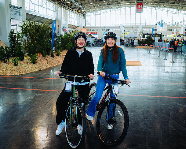 In der Halle reihen sich etliche Standl von Fahrradhändlern. Die AZ-Reporterinnen entscheiden sich, ein City- und ein Mountain-Bike zu testen. In der Halle reihen sich etliche Standl von Fahrradhändlern. Die AZ-Reporterinnen entscheiden sich, ein City- und ein Mountain-Bike zu testen.