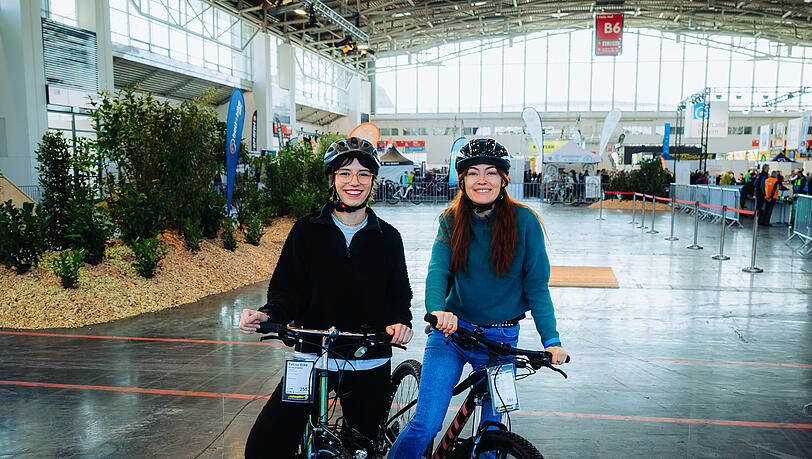 In der Halle reihen sich etliche Standl von Fahrradhändlern. Die AZ-Reporterinnen entscheiden sich, ein City- und ein Mountain-Bike zu testen. In der Halle reihen sich etliche Standl von Fahrradhändlern. Die AZ-Reporterinnen entscheiden sich, ein City- und ein Mountain-Bike zu testen.
