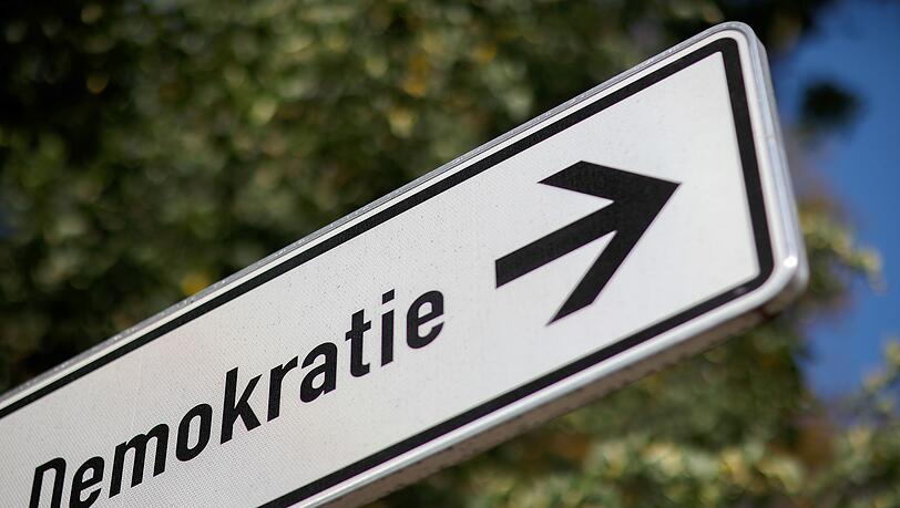 Initiativen der Zivilgesellschaft sehen sich laut einer Analyse der Amadeu Antonio Stiftung systematisch unter Druck gesetzt. (Symbolbild)