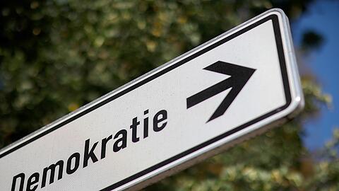 Initiativen der Zivilgesellschaft sehen sich laut einer Analyse der Amadeu Antonio Stiftung systematisch unter Druck gesetzt. (Symbolbild)