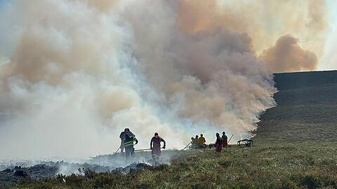 Gegen Flammen k&auml;mpfen Feuerwehrleute in Schottland.
