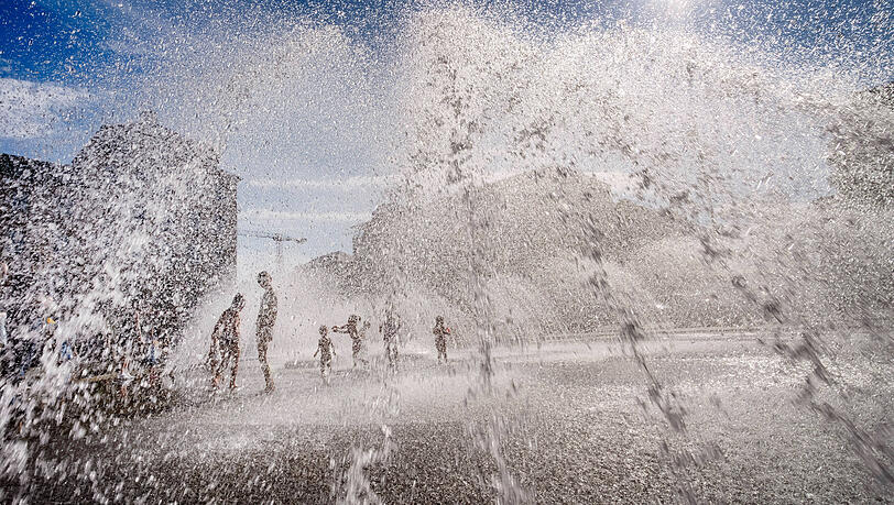In der Hitzewelle sorgen die Wasserfont&auml;nen des Stachusbrunnens f&uuml;r eine willkommene Abk&uuml;hlung. Doch M&uuml;nchen hat noch viele weitere Brunnen zu bieten &ndash; abseits der Touristenpfade.