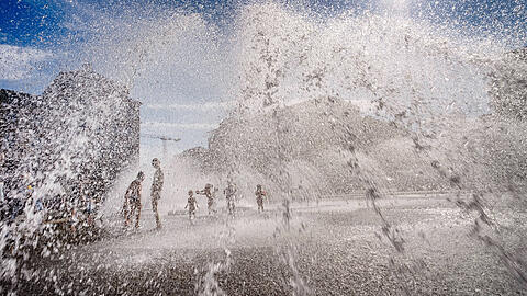 In der Hitzewelle sorgen die Wasserfont&auml;nen des Stachusbrunnens f&uuml;r eine willkommene Abk&uuml;hlung.