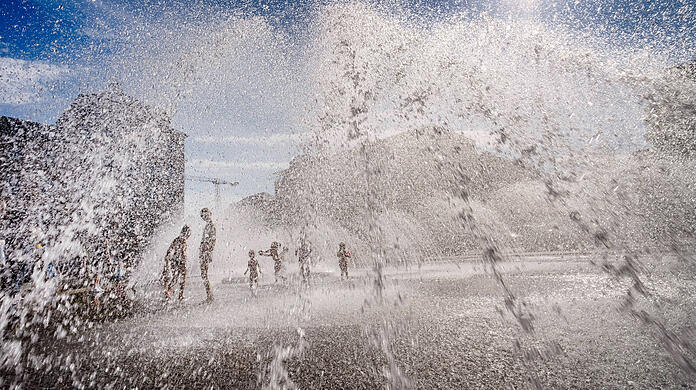 In der Hitzewelle sorgen die Wasserfontänen des Stachusbrunnens für eine willkommene Abkühlung. Doch München hat noch viele weitere Brunnen zu bieten – abseits der Touristenpfade. In der Hitzewelle sorgen die Wasserfontänen des Stachusbrunnens für eine willkommene Abkühlung. Doch München hat noch viele weitere Brunnen zu bieten – abseits der Touristenpfade.