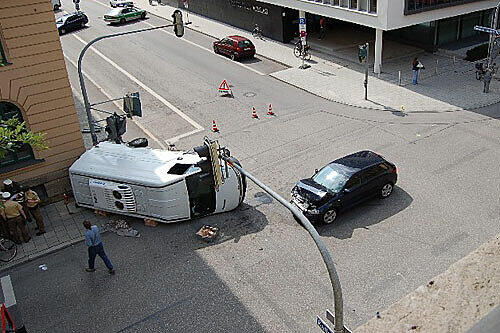 Umgekippt: Durch den Aufprall mit dem Aufi stürzte der Lkw um