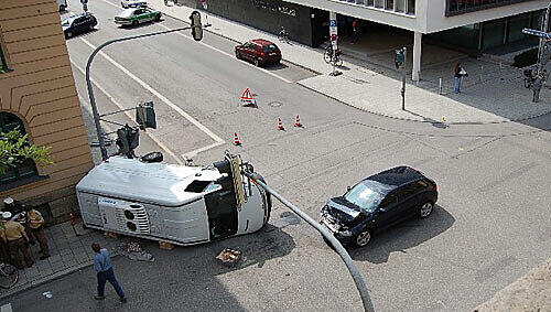 Umgekippt: Durch den Aufprall mit dem Aufi stürzte der Lkw um Umgekippt: Durch den Aufprall mit dem Aufi stürzte der Lkw um