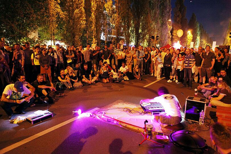 Rund 300.000 Menschen haben am Wochenende das Münchner Streetlife-Festival besucht. Bei sonnigem Wetter nahmen sie die für den Verkehr gesperrten Ludwig- und Leopoldstraßen in Besitz. Die Bilder vom Festival.