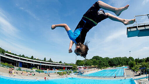 Kühner Sprung ins kühle Nass: In einem Freibad in Haar hat sich ein Junge das Genick gebrochen (Symbolbild) Kühner Sprung ins kühle Nass: In einem Freibad in Haar hat sich ein Junge das Genick gebrochen (Symbolbild)