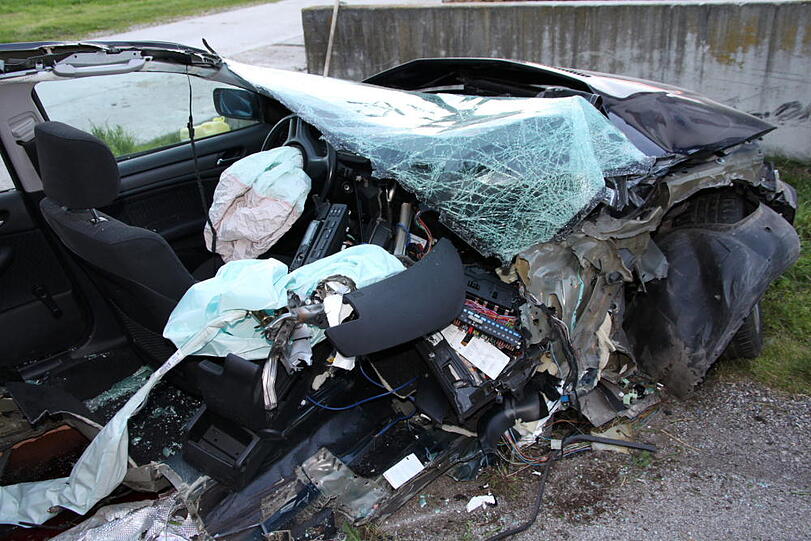 Unfall mit tödlichem Ausgang im Landkreis Mühldorf. Die Bilder vom Horror-Crash.