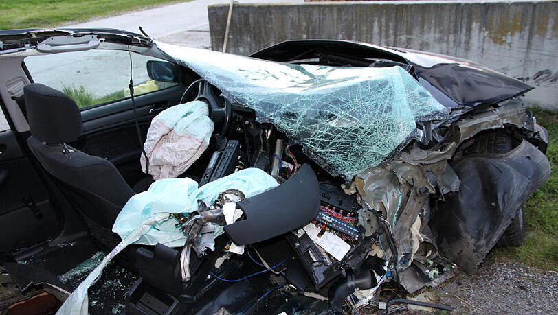 Unfall mit tödlichem Ausgang im Landkreis Mühldorf. Die Bilder vom Horror-Crash. Unfall mit tödlichem Ausgang im Landkreis Mühldorf. Die Bilder vom Horror-Crash.