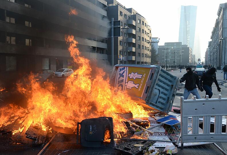 Der Protesttag der kapitalismuskritischen Blockupy-Bewegung hat in Frankfurt mit einer Welle der Gewalt begonnen