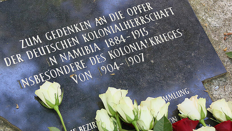 Gedenkstein für die Opfer der deutschen Kolonialherrschaft im heutigen Namibia auf dem Garnisonsfriedhof in Berlin. Gedenkstein für die Opfer der deutschen Kolonialherrschaft im heutigen Namibia auf dem Garnisonsfriedhof in Berlin.