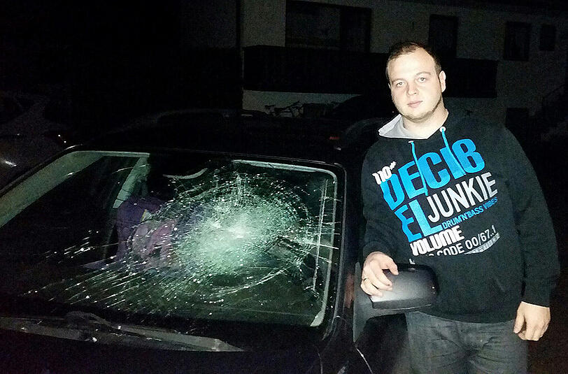 Der 28-jährige Einzelhandelskaufmann aus Holzkirchen am Montagabend an seinem beschädigten Fahrzeug.