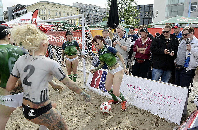 Deutschland gegen Nordirland in der Nackt-Version. Alle Bilder von der heißen Partie.