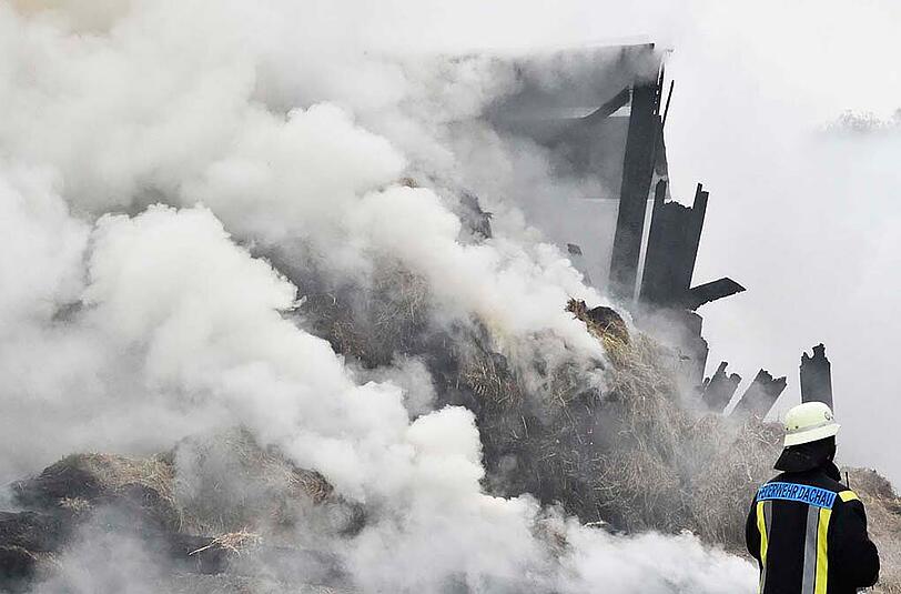 Der Feuerwehreinsatz in Weichs dauerte mehrere Stunden lang an. Eine Lagerhalle mit Strohballen brannte beinahe komplett ab. Die Bilder.