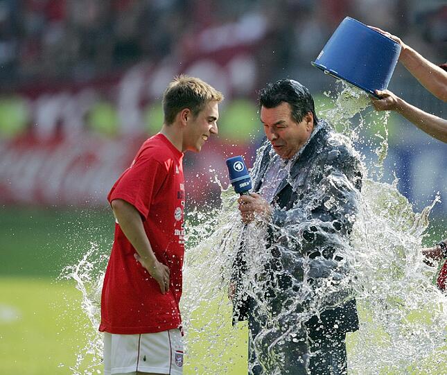 Sein 1. Meistertitel: Mit dem 1:1 in Kaiserslautern feiert Lahm am 6. Mai 2006 unter Magath seinen ersten Titel. Lahms dicker Kumpel Andi Ottl, vier Jahre später einziger Mitspieler bei der Hochzeit mit Claudia, schießt das Tor zum Titel.