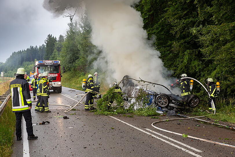 Trümmerfeld auf der B 304 - die Feuerwehr hatte alle Hände voll zu tun. Bilder vom Bergungseinsatz.