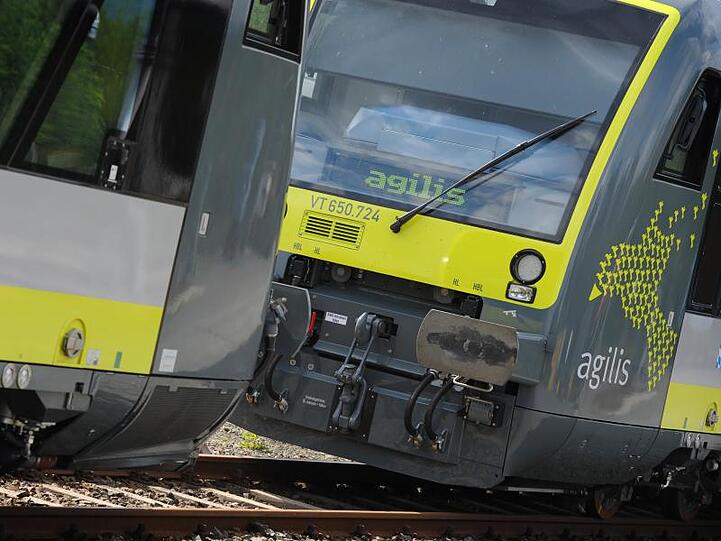 Zwei Triebwagen der Agilis Verkehrsgesellschaft stehen auf einem Nebengleis in einem Bahnhof. Foto: David Ebener/Archiv