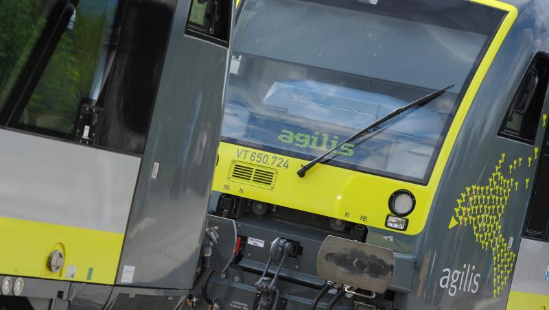 Zwei Triebwagen der Agilis Verkehrsgesellschaft stehen auf einem Nebengleis in einem Bahnhof. Foto: David Ebener/Archiv Zwei Triebwagen der Agilis Verkehrsgesellschaft stehen auf einem Nebengleis in einem Bahnhof. Foto: David Ebener/Archiv
